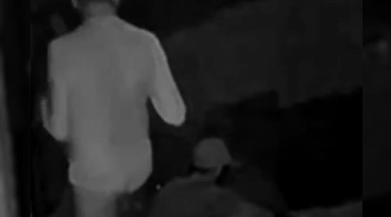 Pastor é novamente flagrado de calcinha abordando moradores de rua em via pública