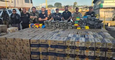 Mais de 120 kg de drogas escondidos em pneus e sofá são apreendidos em barco no AM